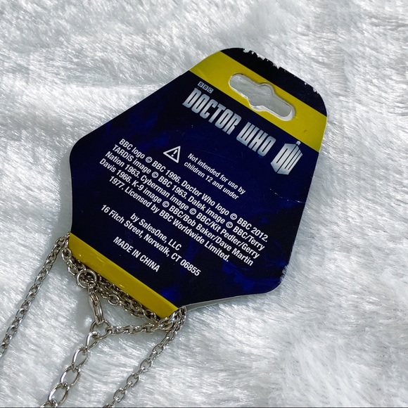 Doctor Who Fez & Bow tie Necklace - Picture 4 of 5
